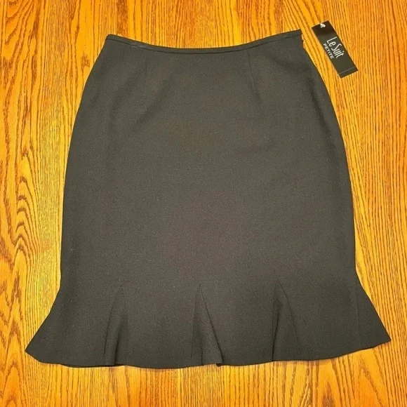Le Suit Black Knee-Length Fluted Hem Pencil Skirt Size 8P - Picture 2 of 6